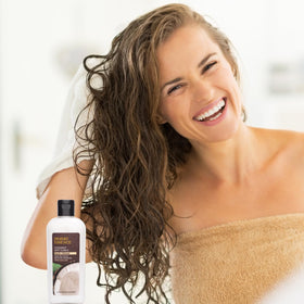 Crème pour cheveux bouclés Desert Essence dans un cadre de salle de bain