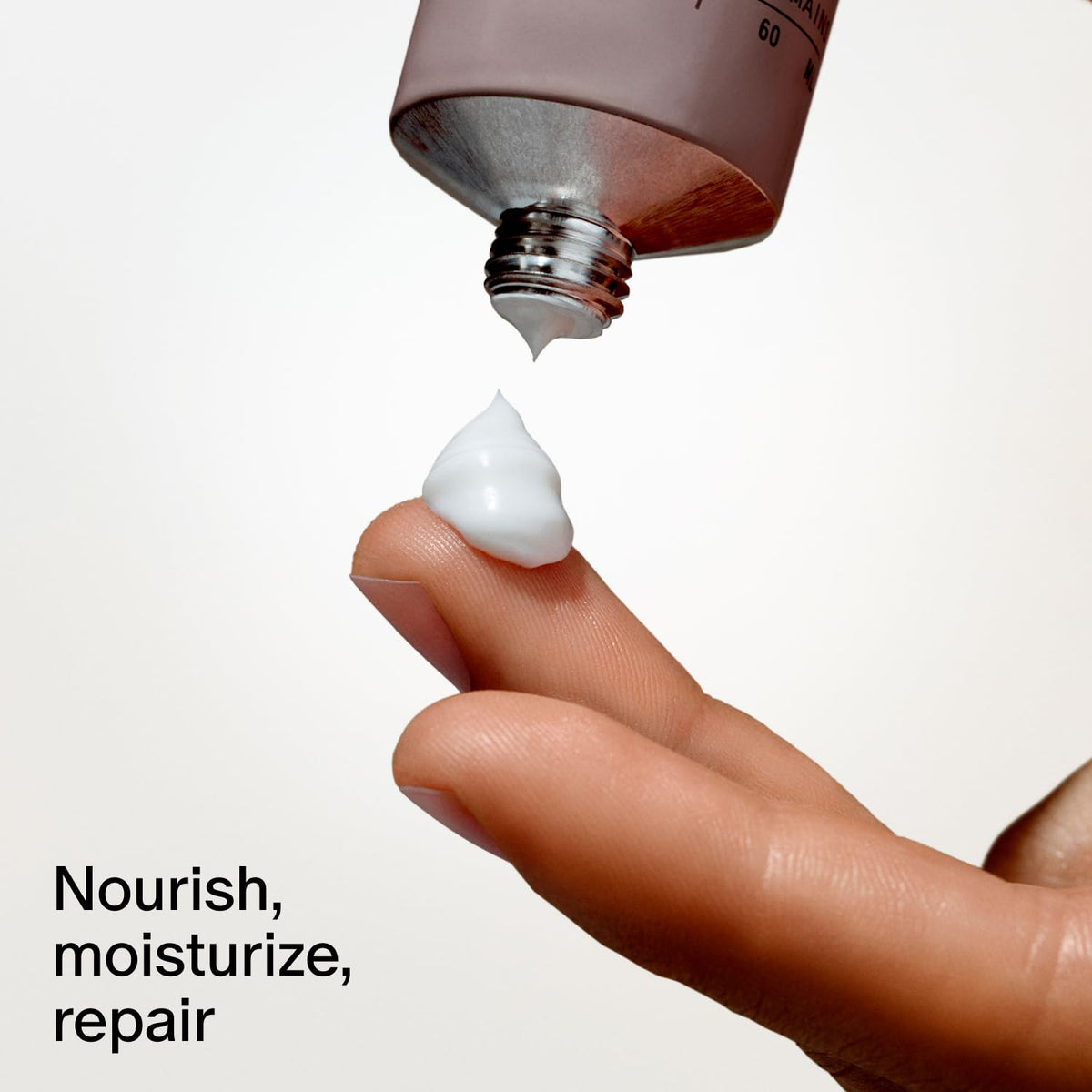 Crème pour les mains Salt & Stone appliquée sur les mains