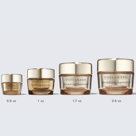 Crème Revitalisante Suprême+ Estée Lauder avec des fleurs en arrière-plan