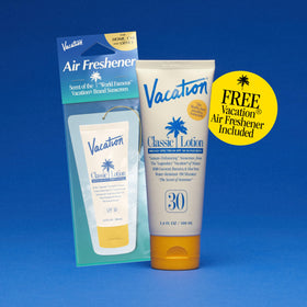 Crème solaire VACATION SPF 30 sur une serviette de plage