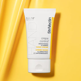 Crème StriVectin pour les mains avec ingrédients naturels en arrière-plan