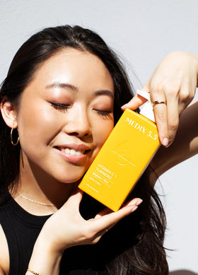 Crème Vitamine C à côté de produits de soins de la peau