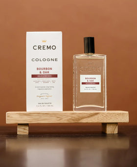 Cremo Cologne Bourbon & Oak 100ml sur une table