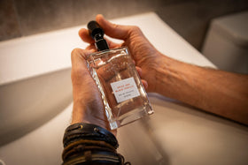 Cremo Cologne Épices & Vanille Noire 100 ml avec des ingrédients épicés en arrière-plan