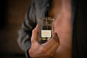 Cremo Cologne Épices & Vanille Noire 100 ml sur une table en bois