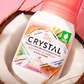 Crystal Essence Déodorant Roll-On avec application sur la peau