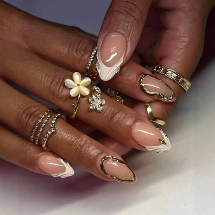 CTTHNBD faux ongles pressés amande blancs avec ligne dorée, vue de face