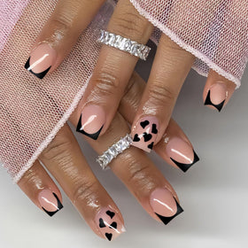 CTTHNBD ongles press on carrés noirs avec design coeur