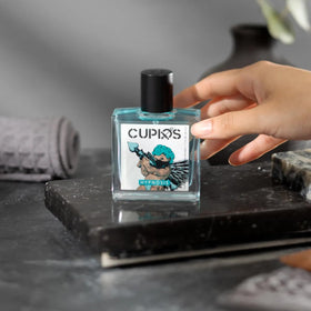 Cupids Eau de Parfum Hypnosis 2.0 sur un bureau