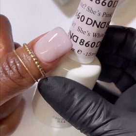 DAISY DND Gel Nail Polish couleurs assorties sur table