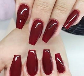 DAISY DND Vernis Gel Garnet Red #633 en usage