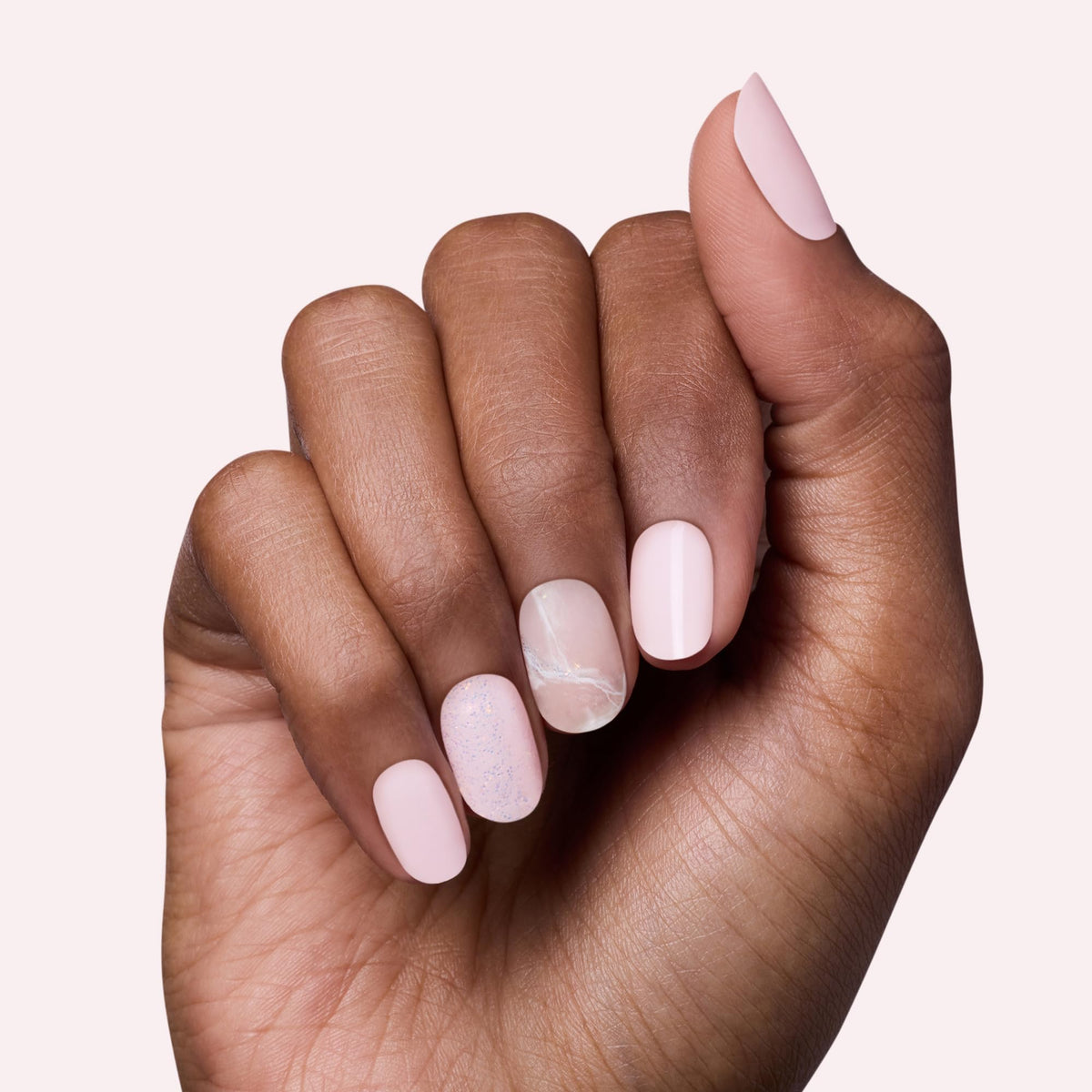 Dashing Diva Gloss Nail Strips - application sur ongles propres