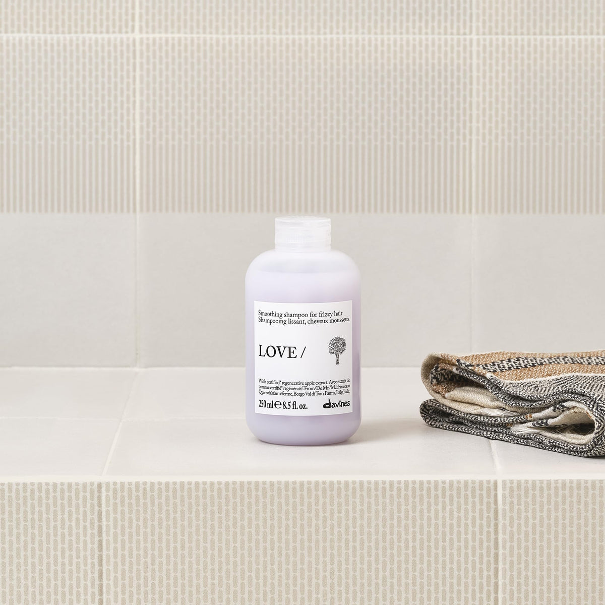Davines LOVE SMOOTHING Shampoo 250ml avec éclat sur cheveux