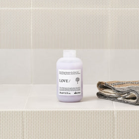 Davines LOVE SMOOTHING Shampoo 250ml avec éclat sur cheveux