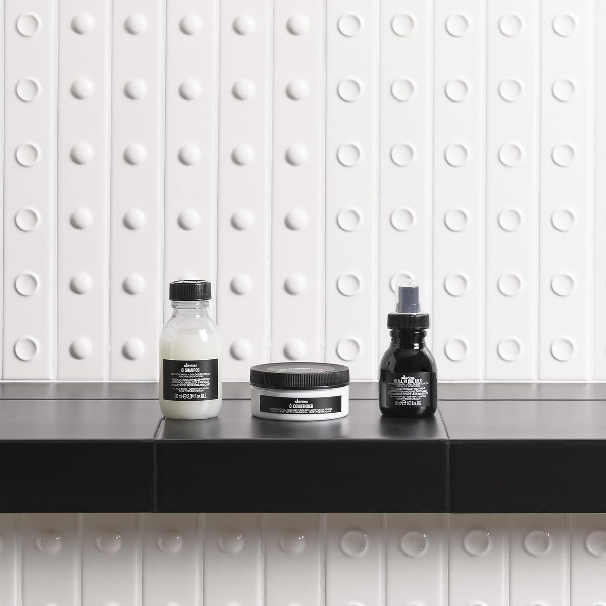 Davines OI Shampoo 70g, en utilisation sur des cheveux mouillés
