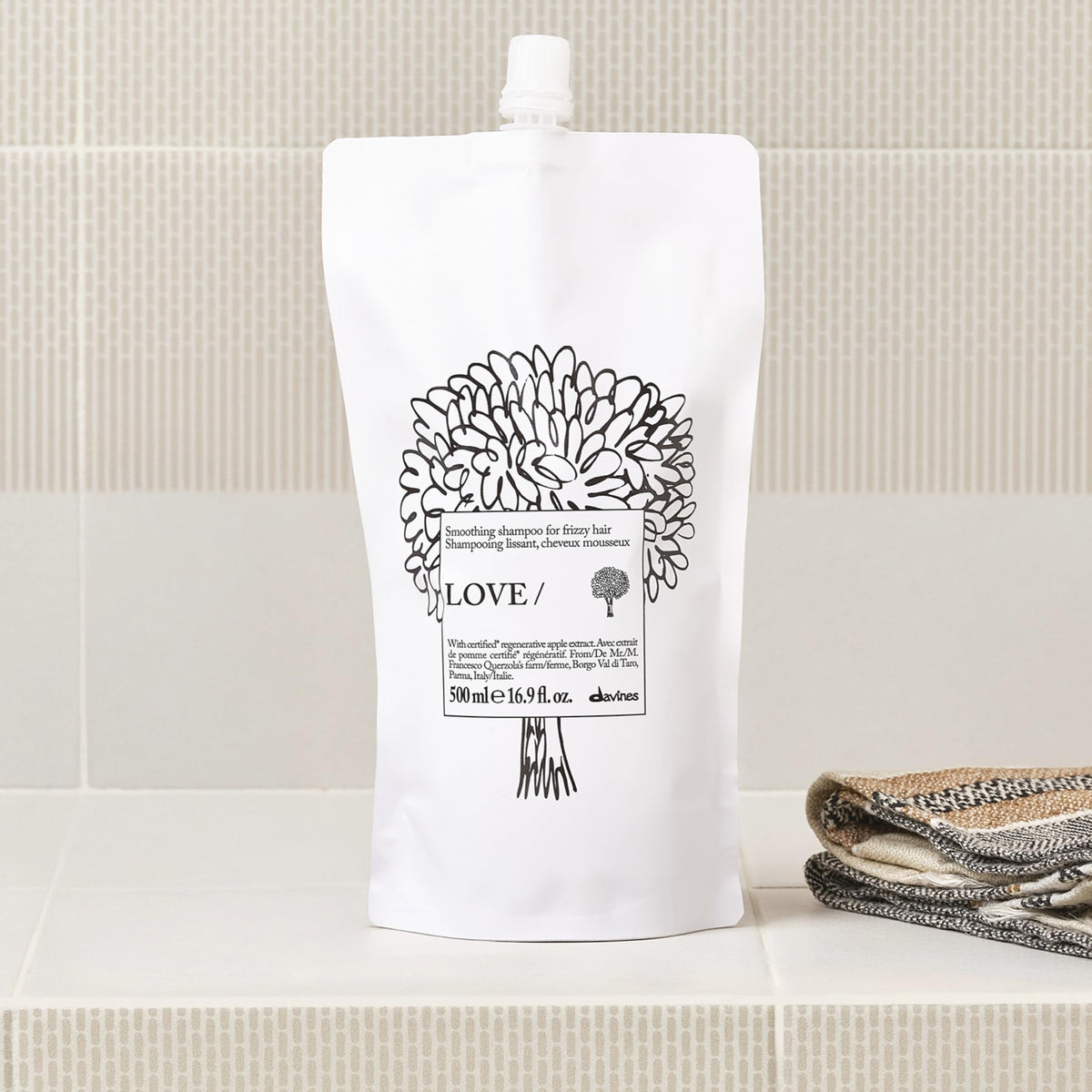 Davines shampooing recharge 500ml, en situation sur un lavabo