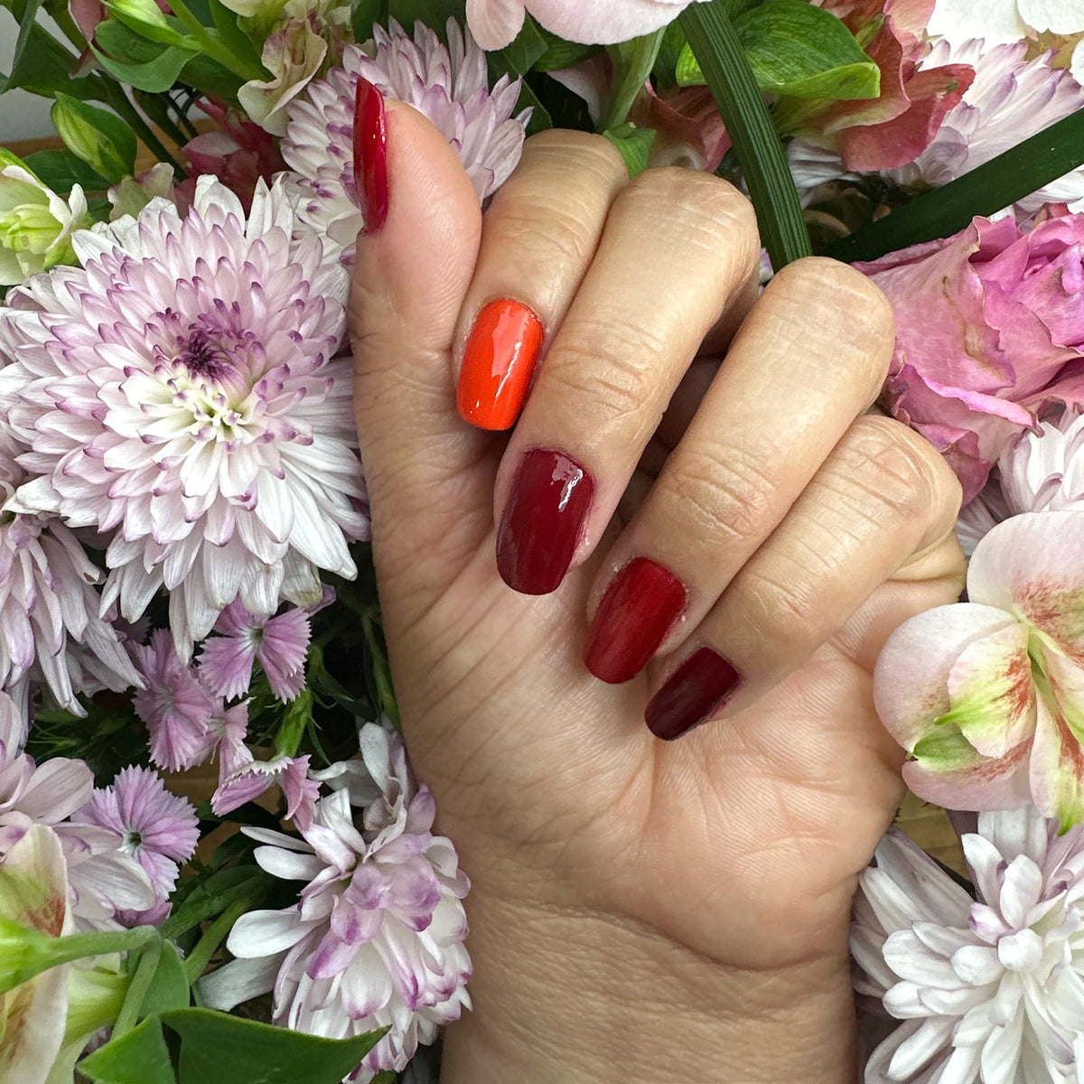 Dazzle Dry vernis rouge avec paillettes magenta en flacon mini