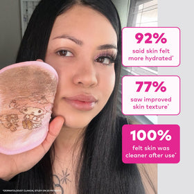 Démaquillage avec l'éponge MakeUp Eraser au bord d'un lavabo