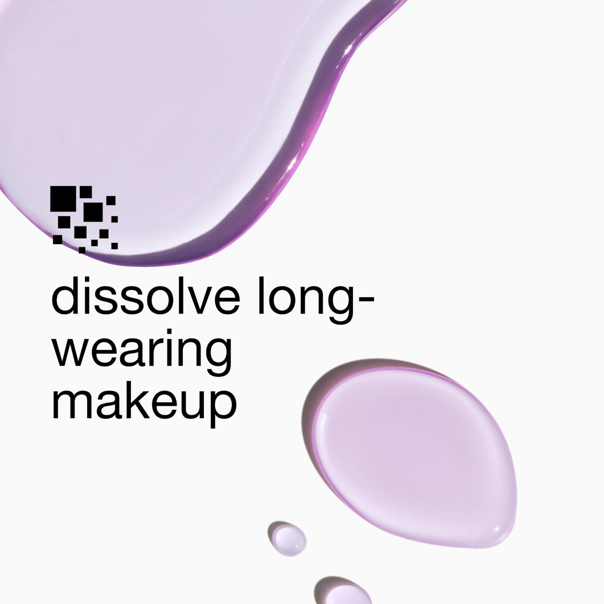 Démaquillant Clinique à côté de produits de maquillage