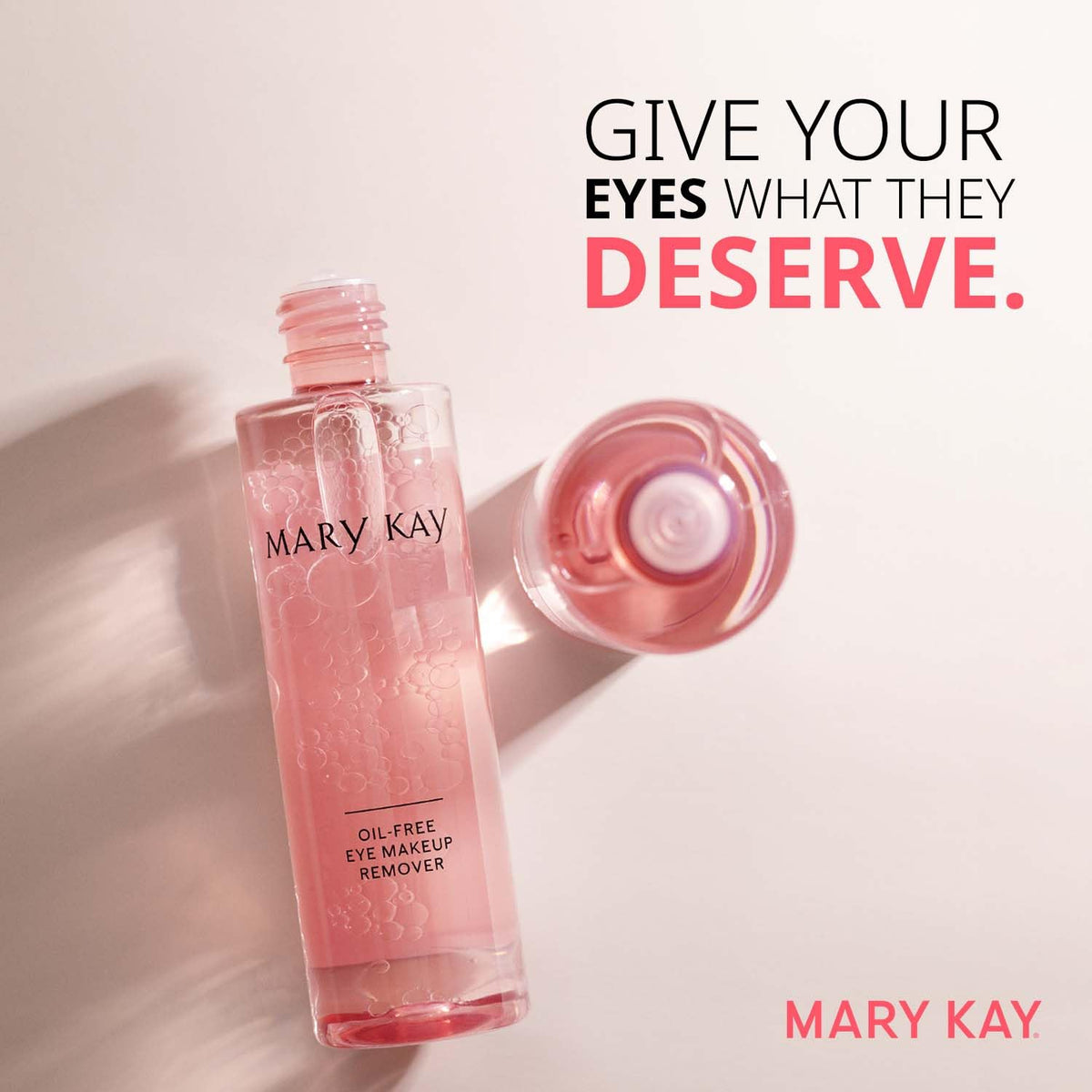 Démaquillant pour les yeux Mary Kay versé sur un coton