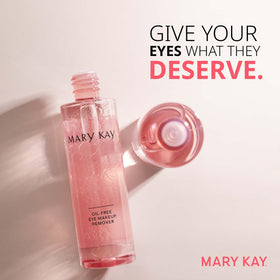 Démaquillant pour les yeux Mary Kay versé sur un coton