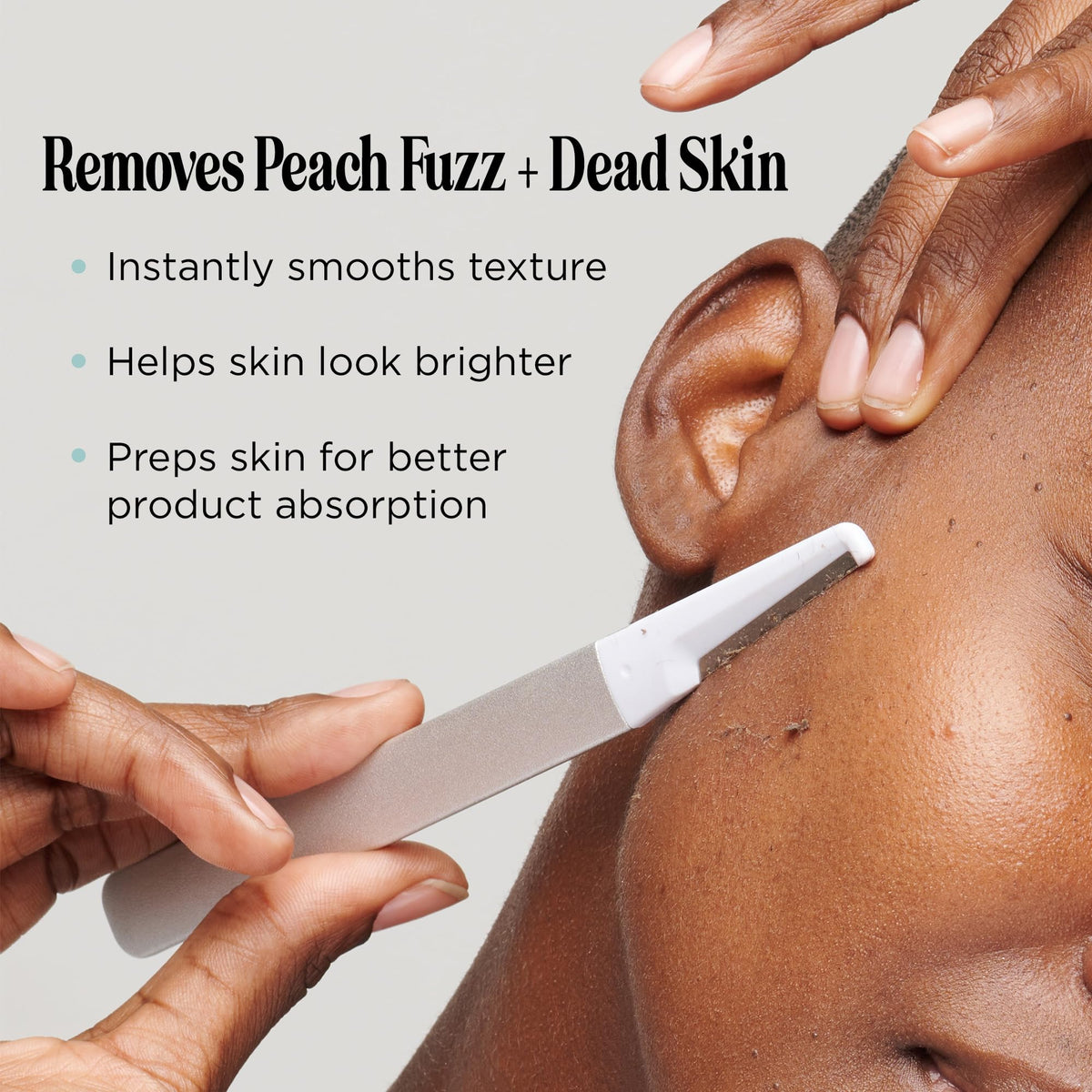 Démonstration de l'outil de dermaplaning StackedSkincare sur peau