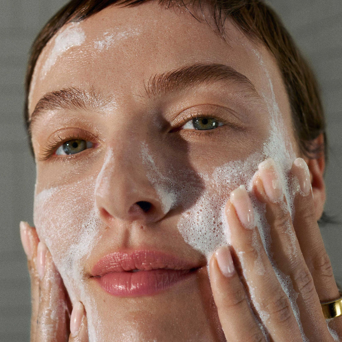 Démonstration de l'utilisation de Dermalogica Daily Microfoliant