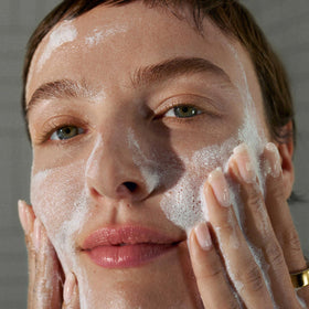 Démonstration de l'utilisation de Dermalogica Daily Microfoliant