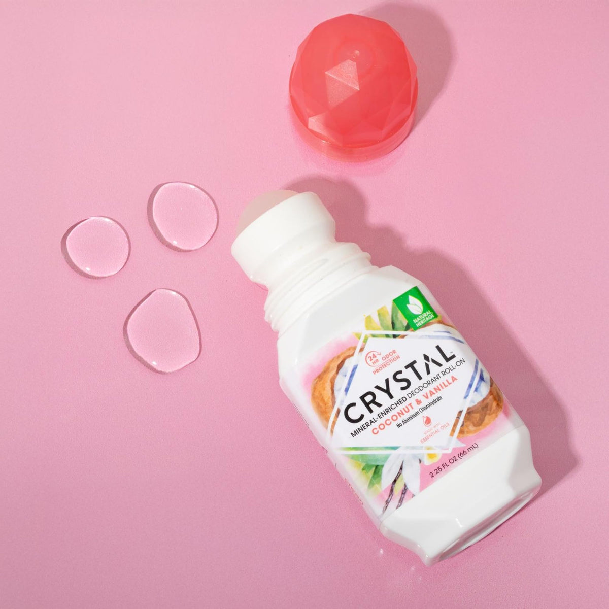 Démonstration de l'utilisation du Crystal Essence Déodorant Roll-On
