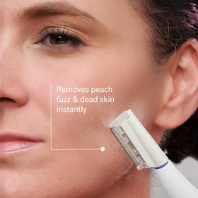 Démonstration de l'utilisation du rasoir Sonicsmooth sur le visage