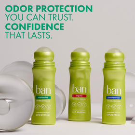 Déodorant Ban sur table avec d'autres produits de beauté