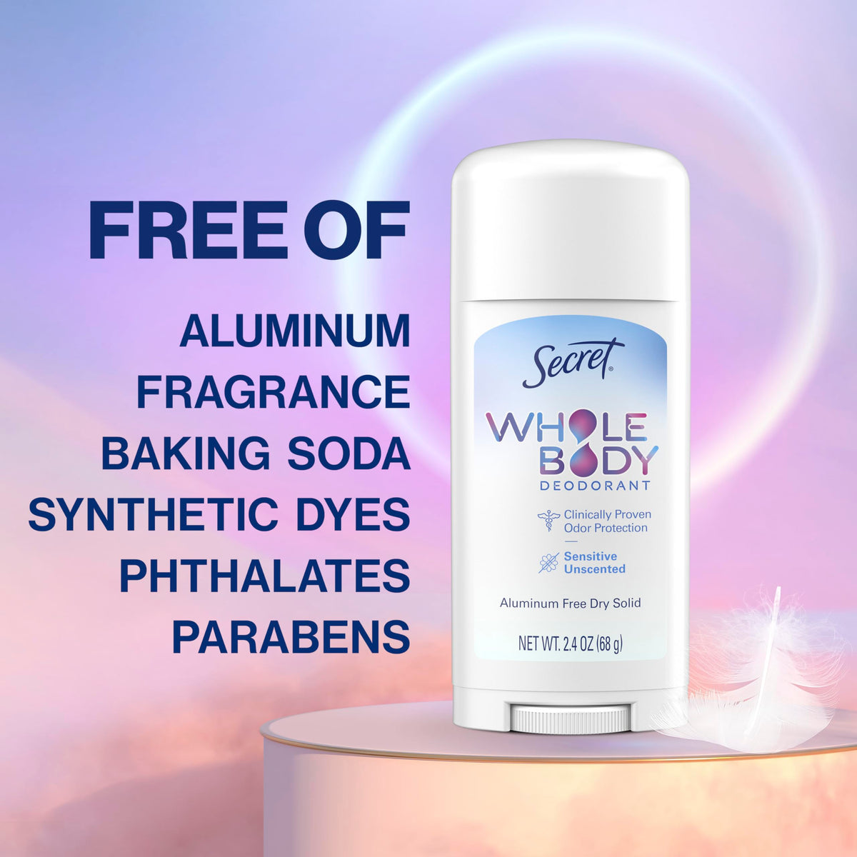 Déodorant corporel Secret femme démontrant son utilisation
