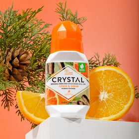 Déodorant Crystal Essence Agrumes & Cèdre avec des ingrédients naturels en arrière-plan