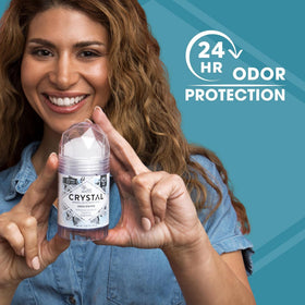 Déodorant Crystal Essence sur une surface blanche