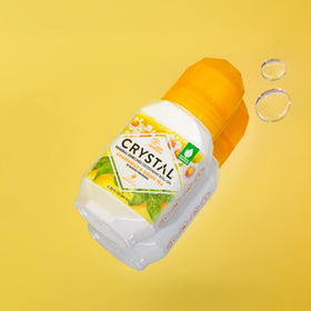 Déodorant Crystal Essence sur une table en bois