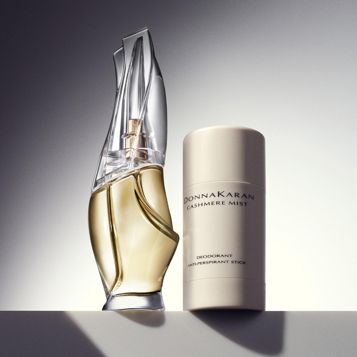 Déodorant Donna Karan Cashmere Mist en application
