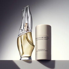 Déodorant Donna Karan Cashmere Mist en application