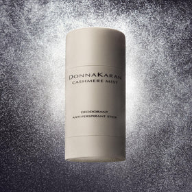 Déodorant Donna Karan Cashmere Mist posé sur une surface