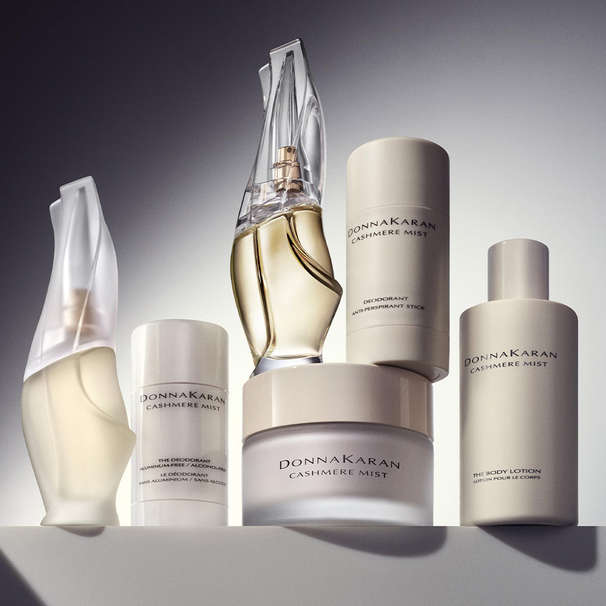 Déodorant Donna Karan sur une table avec des fleurs