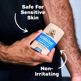 Déodorant Dr. Squatch à côté de produits de soins personnels
