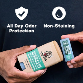 Déodorant Dr. Squatch application sur aisselles