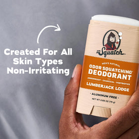 Déodorant Dr. Squatch stick avec une main tenant le produit