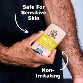 Déodorant Invisible Glide de Dr. Squatch à côté d'autres produits de soin