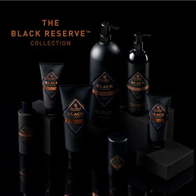 Déodorant Jack Black Black Reserve sur une table avec des accessoires de soin