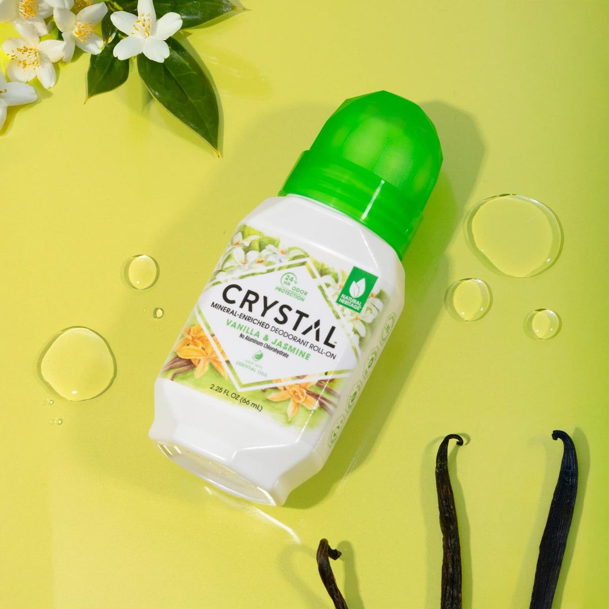Déodorant minéral roll-on Crystal Essence sur un fond neutre