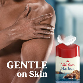Déodorant Old Spice 24/7 protection fraîcheur à côté d'autres produits de soin