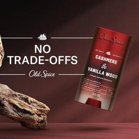 Déodorant Old Spice avec bouteille de cologne à côté