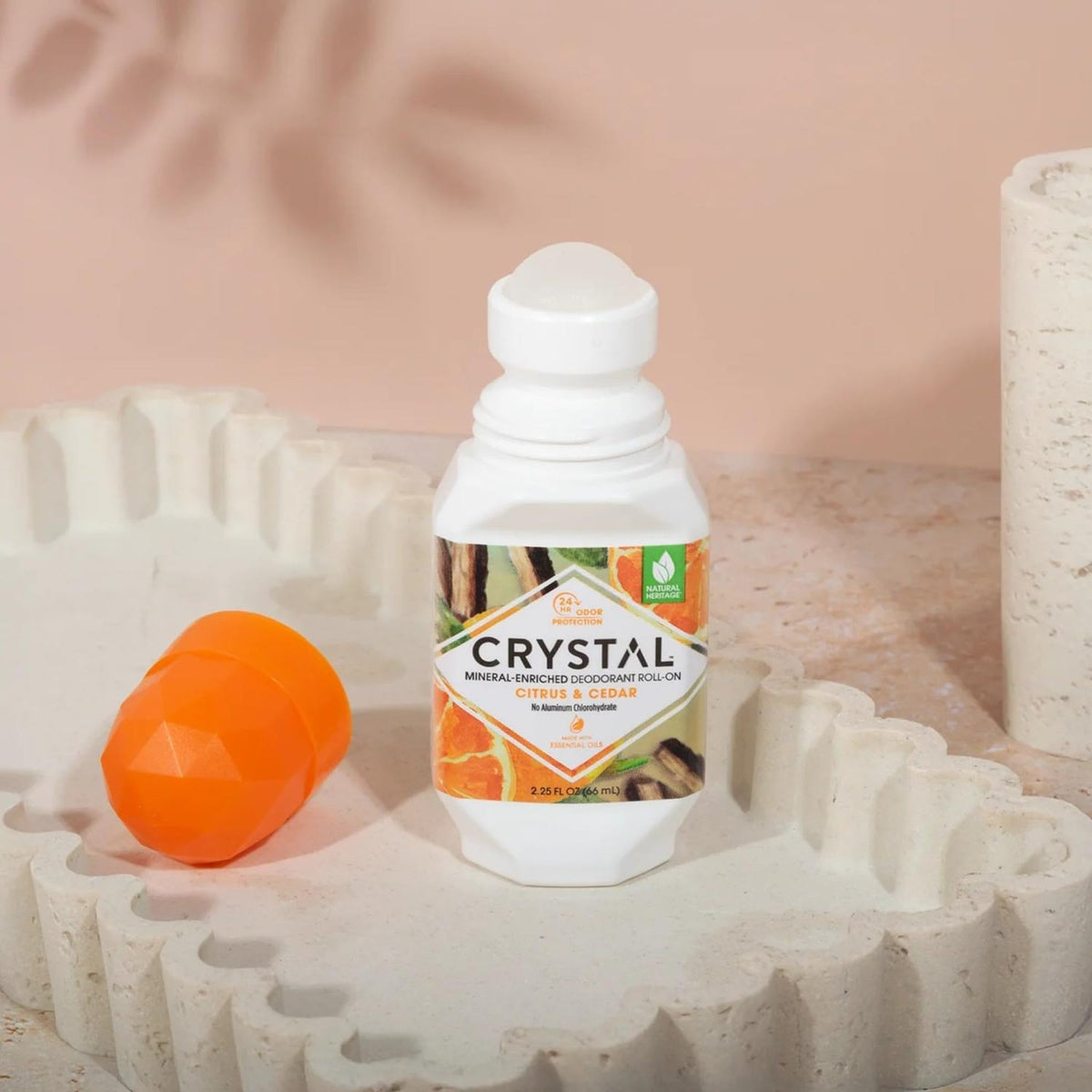 Déodorant roll-on Crystal Essence Agrumes & Cèdre 85g, en vue de profil