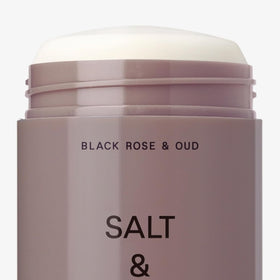 Déodorant Salt & Stone aluminium-free à côté d'un miroir