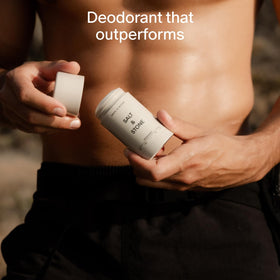 Déodorant Salt & Stone aluminium-free sur une surface en bois